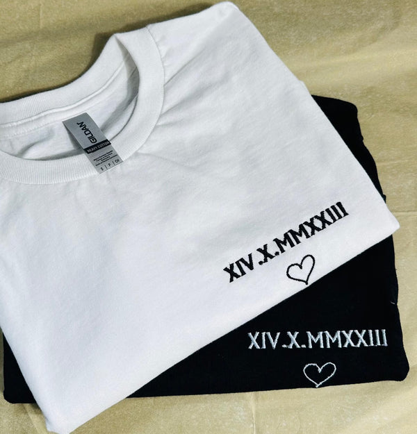 T-Shirt Couple avec Numéro Romain Personnalisable, T-Shirt Unisexe à Col Rond avec Date et Cœur Brodés Personnalisés
