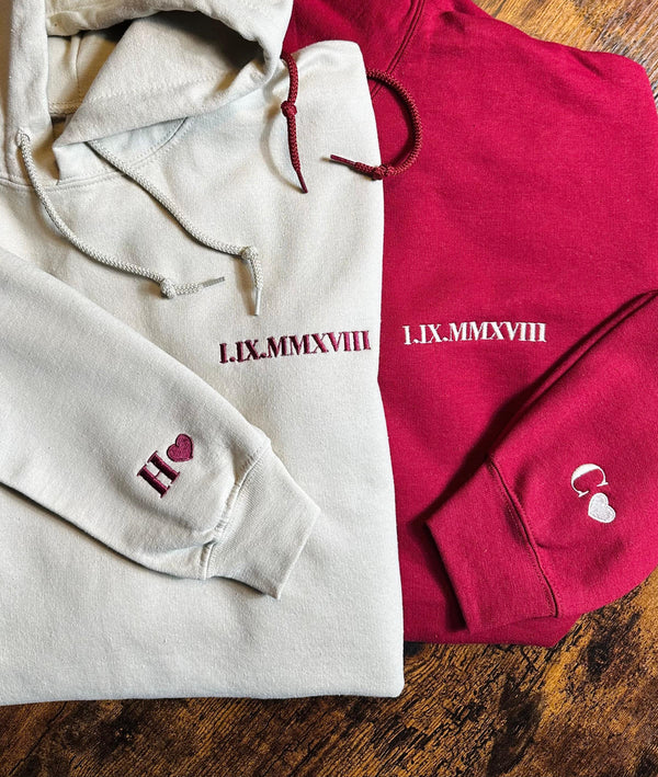 Sweat à Capuche Anniversaire pour Couples avec Numéros Romains, Nom Personnalisé & Initiale Brodée sur la Manche