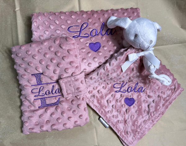 Coffret Naissance Brodé Personnalisé 3 pièces – Couverture, Doudou & Protège Carnet de Santé | Tissu Minky Doux | Cadeau Unique pour Bébé